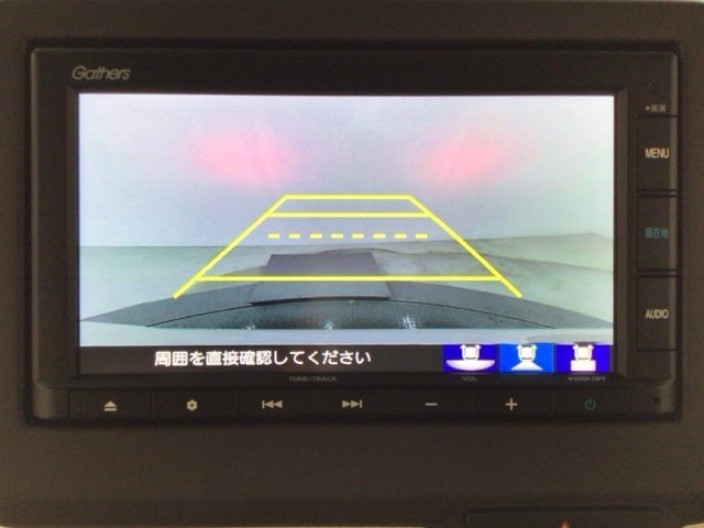 【バックカメラ】運転が苦手な方も車庫入れラクラクです！ギアをリバースに入れれば自動的に切り換わりますので、面倒な操作は不要です♪狭い駐車場もお車を傷つけず安心ですね！