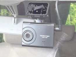 【ドライブレコーダー】安心・安全なカーライフに必須のドライブレコーダーを装備！走行中はもちろん、あおり運転や事故に遭遇した際の状況も映像で記録し、万一のリスクに備えます。