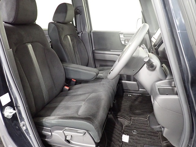フロントシートはベンチシートです、運転席と助手席の移動が簡単です。真ん中にはアームレストも装備されています！ また運転席シートの高さも調整できます。