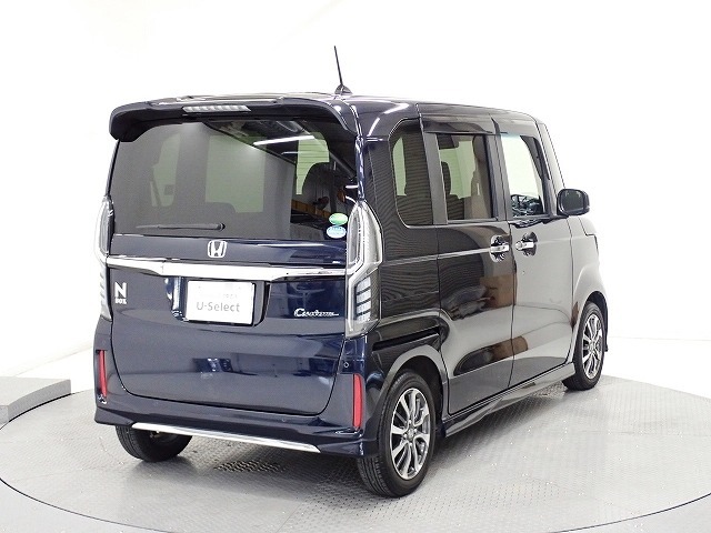 プライバシーガラスが装備されています。外を見るときには気にならずに、後方車両からは車内が見えにくい設計です、周りを気にせず、快適に運転できますよ。