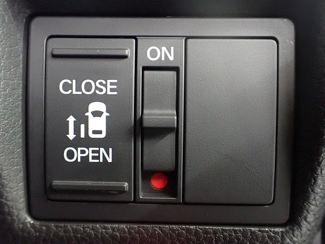 運転席からもスライドドアをボタン操作でスピーディーに開閉できます！またスマートキーでも操作できるので便利です。
