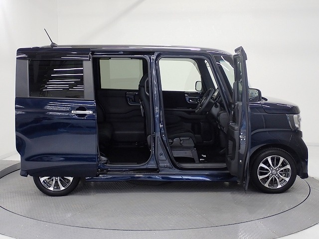 Honda独自のセンタータンクレイアウト、低床設計で床が低くドアも大きく開きますので、女性やお子様、ご年配の方にも一段と乗り降りがしやすくなっています。