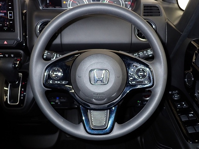 ハンドル左側にはオーディオ操作が出来るオーディオリモートコントロールスイッチ、右側にはHonda SENSINGとオートクルーズコントロールのスイッチを装備！