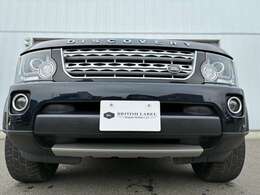 PTSパーキングセンサーとフロントカメラを標準で装備。センターのグレーになっているカバーを外せばけん引フックが出てきます。フロントカメラはフォグランプ下に装備されております。ヘッドライトのクリヤーも良好