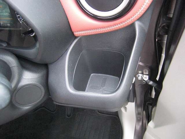 運転席側ドリンクホルダー