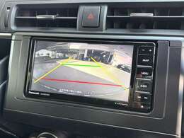 【バックカメラ】駐車時に後方がリアルタイム映像で確認できます。大型商業施設や立体駐車場での駐車時や、夜間のバック時に大活躍！運転スキルに関わらず、今や必須となった装備のひとつです！