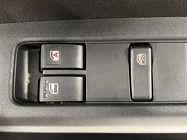 パワーウィンドウです！運転席でラクラク操作！元気なお子様やワンちゃんのイタズラも防いでいただけますよ。