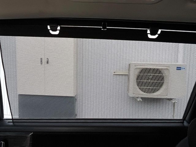 【ロールシェード】日差しや車外からの光が眩しいときにサッと引き出して使える、ロール格納タイプのサンシェードを装備。後席に乗ったお子様がウトウトしだした時など、ぜひご活用ください♪