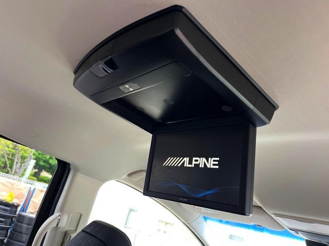 【フリップダウンモニター】大画面モニターで後席でもエンタメをお楽しみいただけます。小さなお子様にも大人気の装備です♪