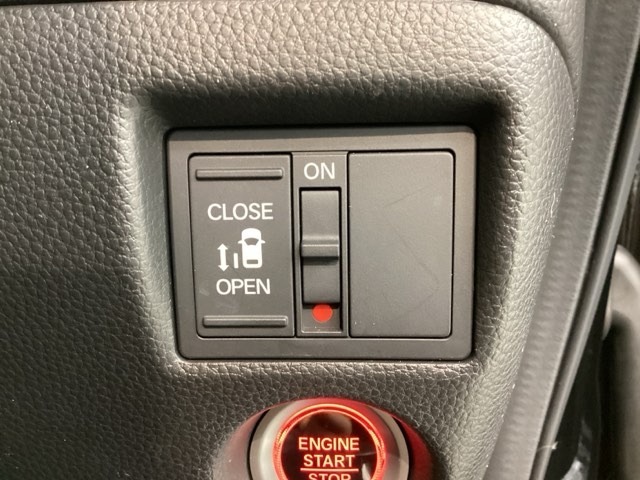 パワースライドドアが付いています。ワンタッチで簡単にお子様でも、お年寄りの方でも、開閉できますからとても便利です。キーレスや車内スイッチでも自動でドアの開閉ができます。