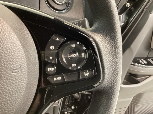 クルーズコントロールを装備しています。高速道路などで一定の速度で走ってくれるので運転が楽ですよ！速度を設定できますので、スピードの出しすぎにも注意できます。