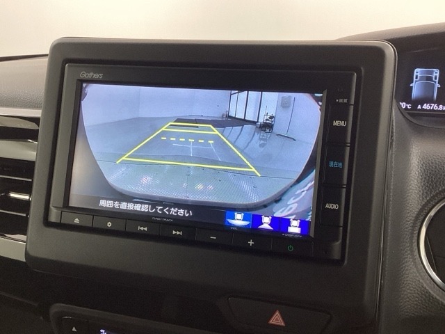 リバースギアに入れるだけで後方の表示へ切り替わります。夜間や雨の日の駐車も楽になりますよ。