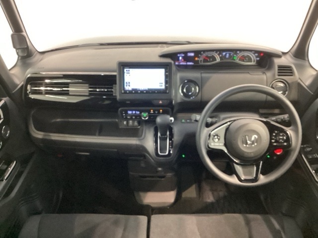 使いやすいレイアウトのダッシュボード周辺です。オートエアコンや小物入れなど嬉しい装備が満載です。