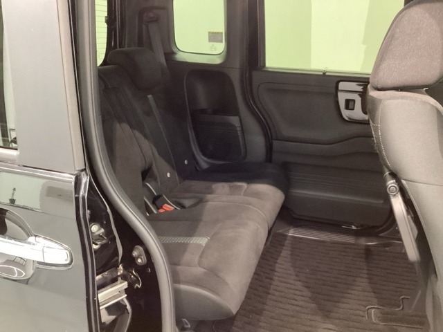 後席も余裕の広さ！ゆったりくつろげます！！