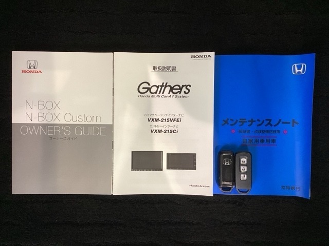 スマートキーは鍵をバッグに入れたままでもドアロックの開閉やエンジンのON・OFFができます。夜間や雨の日も鍵を探さなくて良いので便利です。