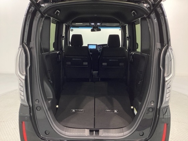 リアシートを倒すと、ラゲッジスペースを広くお使いいただけます！