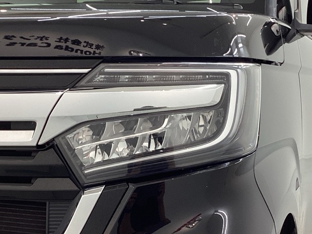 LEDヘッドライトは、点灯の瞬間から最大光量を発揮し、突然暗くなるトンネルなどでの安定感を高めます。