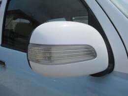 ●ミラーのホワイトもオシャレです。