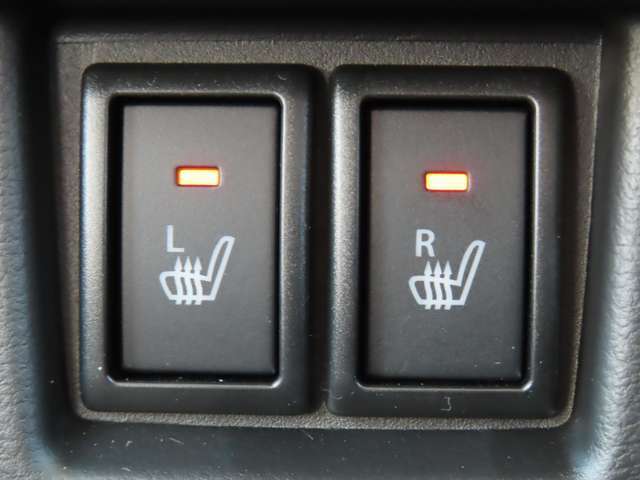 【フロント両席シートヒーター】冬場に重宝します♪車のエアコンではエンジンが暖まるまで暖かい風は出ませんが、電気でシートの中の熱線を暖めるので、エアコンより早く暖まります！