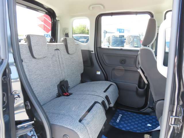 【リアシート】左右別々にスライド出来ます！シートを下げると足も組めちゃいます♪