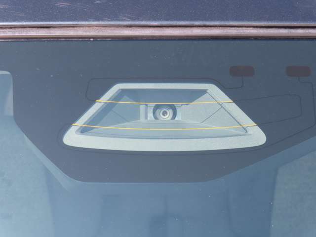 【デュアルセンサーブレーキサポートII】フロントガラスに設置した単眼カメラとミリ波レーダーで前方の歩行者や車両を検知。交差点内での右左折・出合い頭の衝突回避支援機能も搭載！