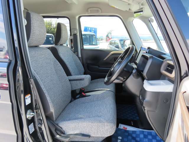 【フロントシート】インパネにシフトが付いているので足元広々！運転席から助手席の移動も楽々♪どちらからでも乗り降り出来るので、狭い場所の乗り降りも楽ちんですよ♪