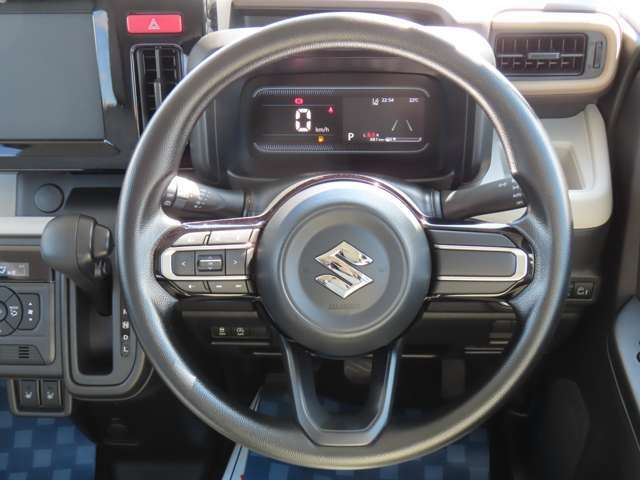 【ステアリング】軽く扱いやすいステアリング操作が可能です◎