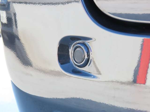 【後退時ブレーキサポート】リヤバンパーに内蔵した4つの超音波センサーで後方の障害物との距離を測りブザー音で障害物との接近をお知せ！さらに障害物と衝突の可能性が高まると衝突被害軽減ブレーキが作動！