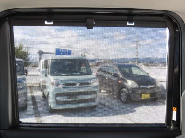 【ロールサンシェード】子育てママの人気ナンバー1装備です。後席の方を強い日差しから守ります！！