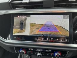 サラウンドビューカメラ『車両の4つのカメラから得た映像を合成し、上空から眺めているような映像をモニターに映し出します。車両周辺の歩行者や障害物などの発見に役立ちます。』
