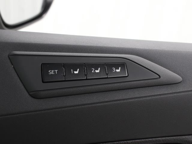 3名分のシート、ドアミラーの最適ポジションを記憶・再現できるマイコンプリセットドライビングポジションシステムが装備されています。
