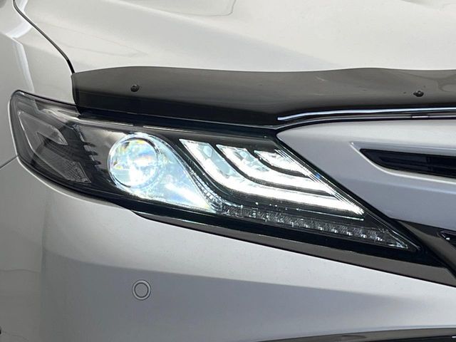 【LEDヘッドライト】悪天候や夜間走行時も良好な視界を確保し安心して運転できる高輝度LEDヘッドライトを装備！点灯速度が早く、消費電力も抑えられています。