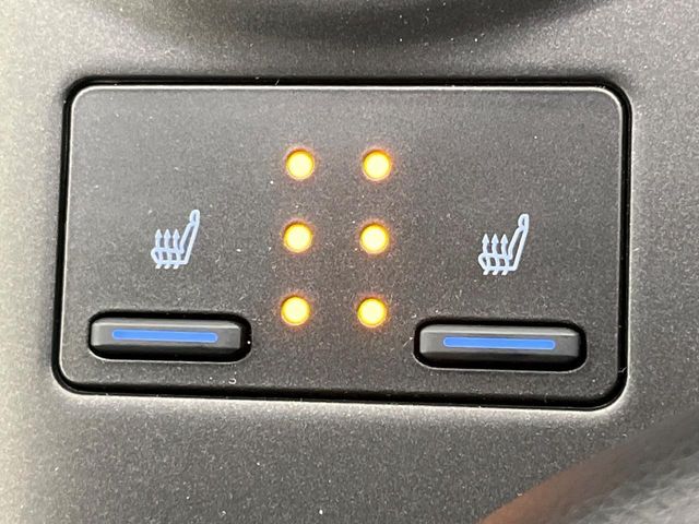 【シートヒーター】寒い日に重宝するシートヒーター！エアコンより早く温まってくれるので寒がりの人も安心ですね♪エアコンの温風は乾燥するから苦手、という方にもをおすすめです。