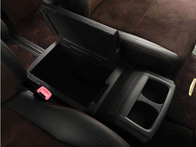 【センターコンソール】ドリンクホルダーと物置テーブルを備え、下部に大容量の収納BOXを完備！