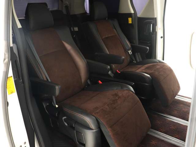 【特別仕様車限定】ハーフレザーシート！本革＆ブラック人工皮革とアルカンターラシートがミックスされたハーフレザーシートです。おしゃれな色の組み合わせで高級感のある車内空間が広がっております。