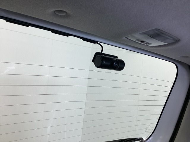 後方にもドライブレコーダーのカメラが付いています。前後両方でお車の周りを監視・記録いたします。
