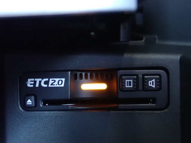 ■【ETC車載器】が装備されています。セットアップをしてお渡しとなり、ETCカードを差し込むだけで高速道路の利用が可能です。