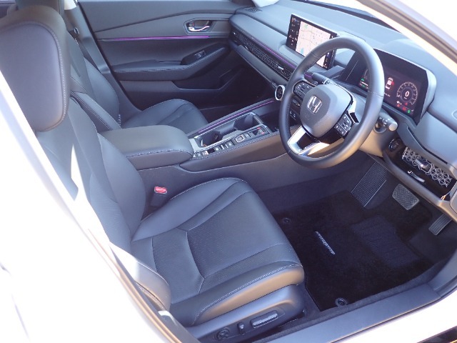◆【電動シート】運転席や助手席に装備され、スイッチを操作することで電気モーターが前後スライドや座面の高さ、背もたれの傾きを調整してくれます。細かい調整もスイッチ一つなので、とても便利！