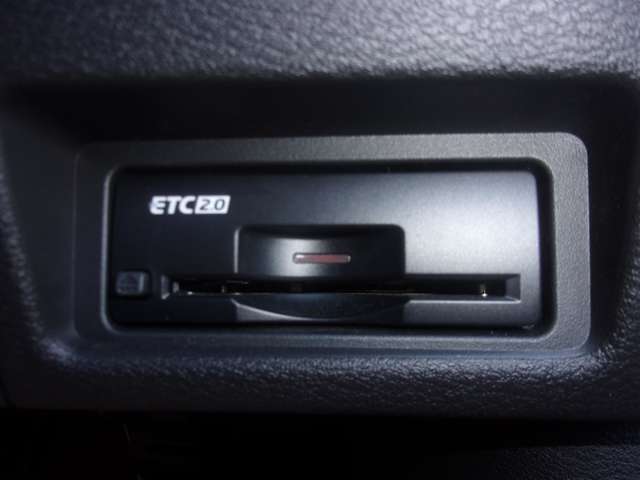 ビルトインタイプのETC2.0装備！従来のETCの高速利用料金の収受だけではなく、渋滞回避や安全運転支援といったドライバーに有益な情報を提供してくれます♪納車までにセットアップをしてお渡しします！