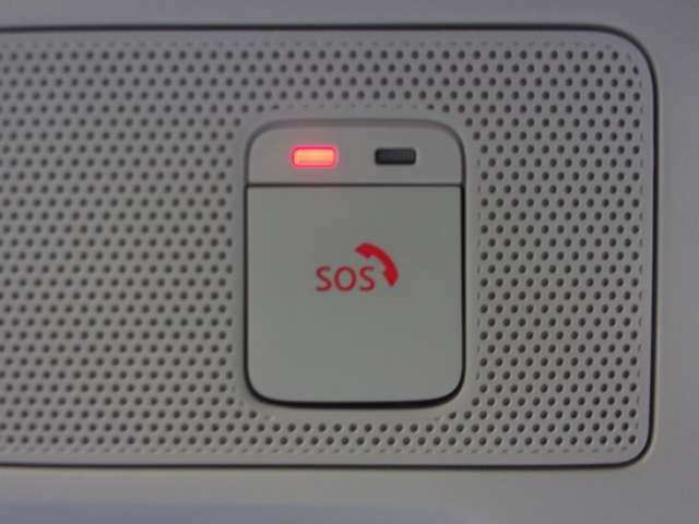 SOSコールは、急病時やあおり運転などの危険を感じた時にスイッチを押すと専門のオペレータに繋がり、警察や消防への連携をサポートしてくれます。万が一事故発生時に、エアバッグ展開と連動して自動通報します。