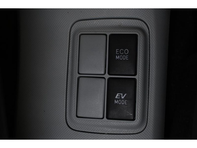 ECOモード選択スイッチ装備！『EVモード』はモーターのみで走行しガソリンを消費しないハイブリッド車ならではの環境にも優しい走行です。