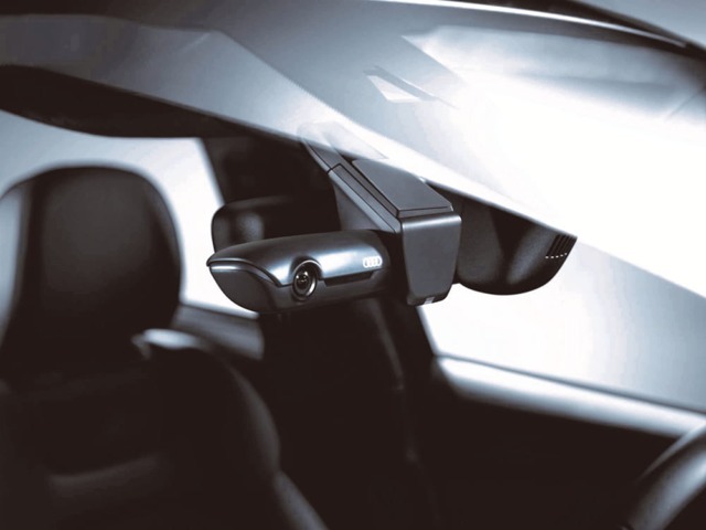 Aプラン画像：Audi純正ドライブレコーダー（ユニバーサル・トラフィック・レコーダー）は、スマホのアプリで映像確認するタイプです。ご希望の方には、別途リア用もご用意できます（車種により異なります。詳しくは担当まで）