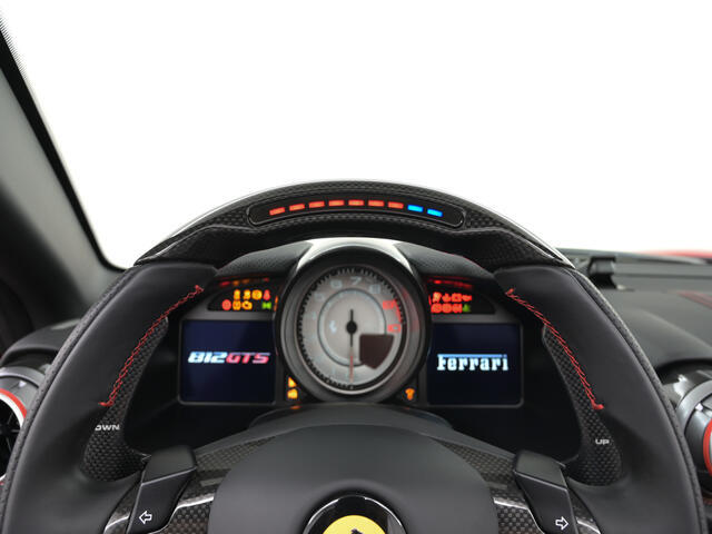 F1よりフィードバックされたテクノロジーです。LEDの点灯により、ご自身で最適なシフトタイミングを計ることが可能です。サーキット走行時等に視線をそらさずにシフトチェンジを行えます。