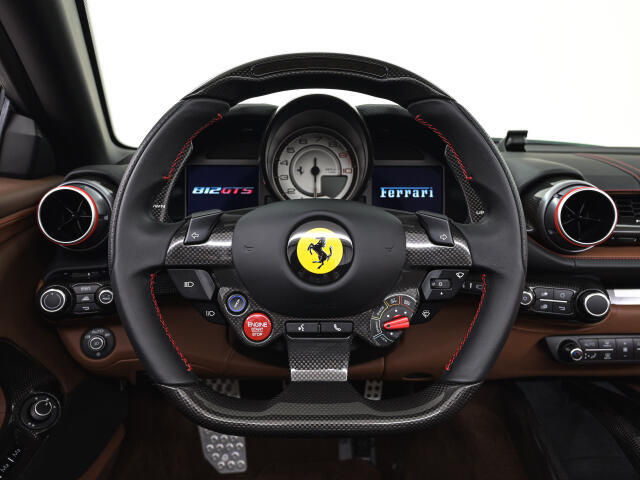 人気のLED付カーボンステアリングホイールを装備しています。ウインカー、ワイパー、オーディオコントロールなどの機能を集約させたステアリングです。