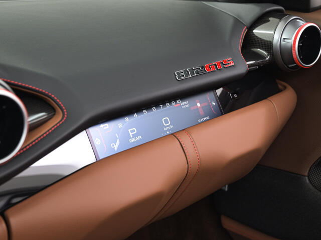 オプションのパッセンジャーディスプレイを装備しております。車両状態のほか、オーディオなど各種の情報を表示され、助手席の方も一緒に楽しめるようになっております。