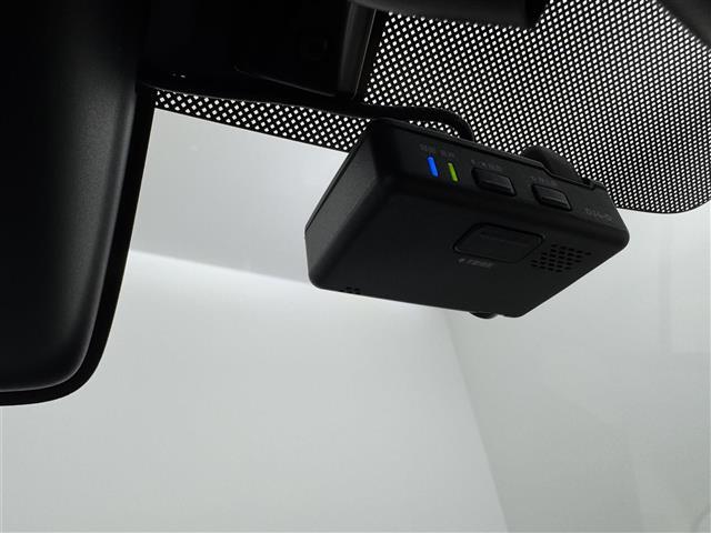 【ドライブレコーダー】映像・音声などの運転中の記録を残します。事故などを起こした起こされた時の証拠になりえますので、もしも時でも安心ですね。