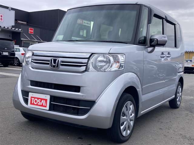 当店は常時100台の在庫を展示しており、県内随一規模のハイブリッドカー専門店です。