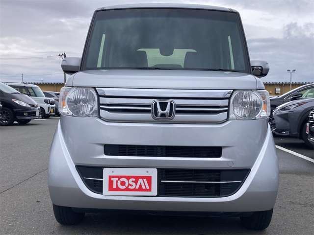 当店は最新鋭の設備を完備した大型工場併設店です☆車検・点検などオーナー様の信頼を得られるよう日々整備士達は努力を欠かしません。ハイブリッドに関する知識や診断機など確りご用意し安心をお届けします☆