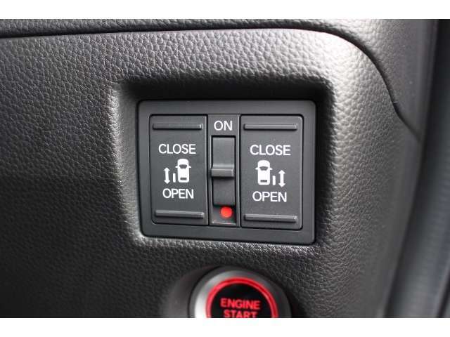リア両側にリモコンなどで自動開閉が出来るパワースライドドア装備！Hondaスマートキーを携帯していれば、軽い力で解錠とドアオープンが行えます。
