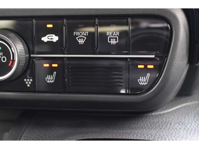2段階の温度調節が可能のシートヒーター付き！座面を温めて寒い日も快適なドライブを。